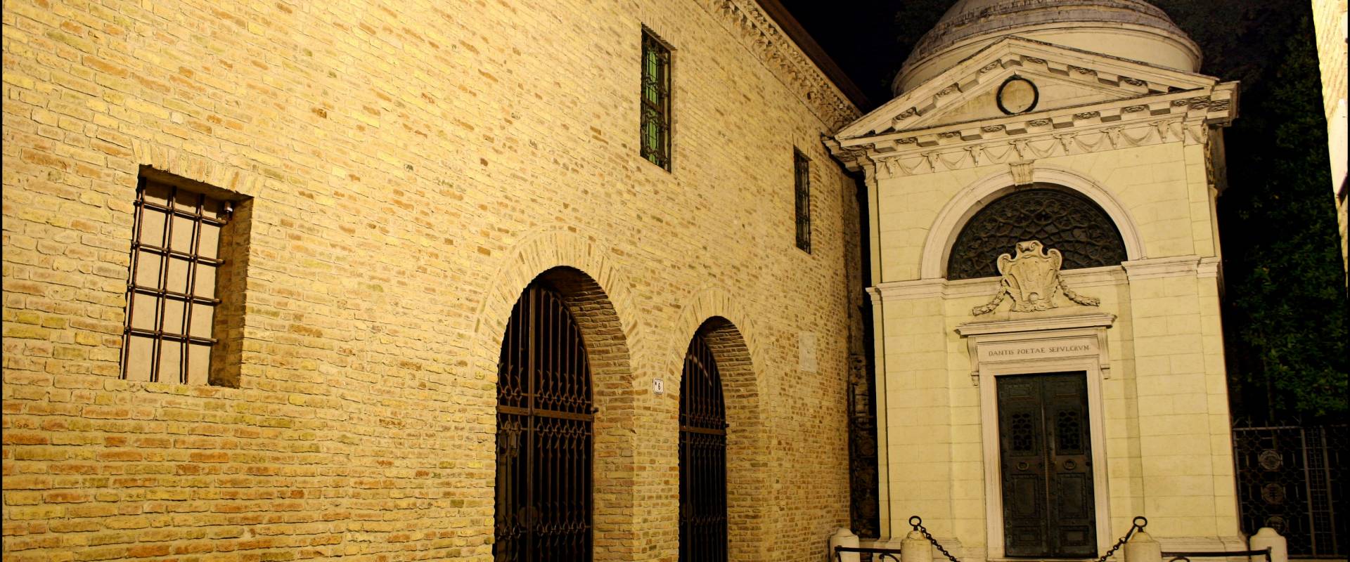 Ravenna Sepolcro di Dante Alighieri notturno foto di Ediemme